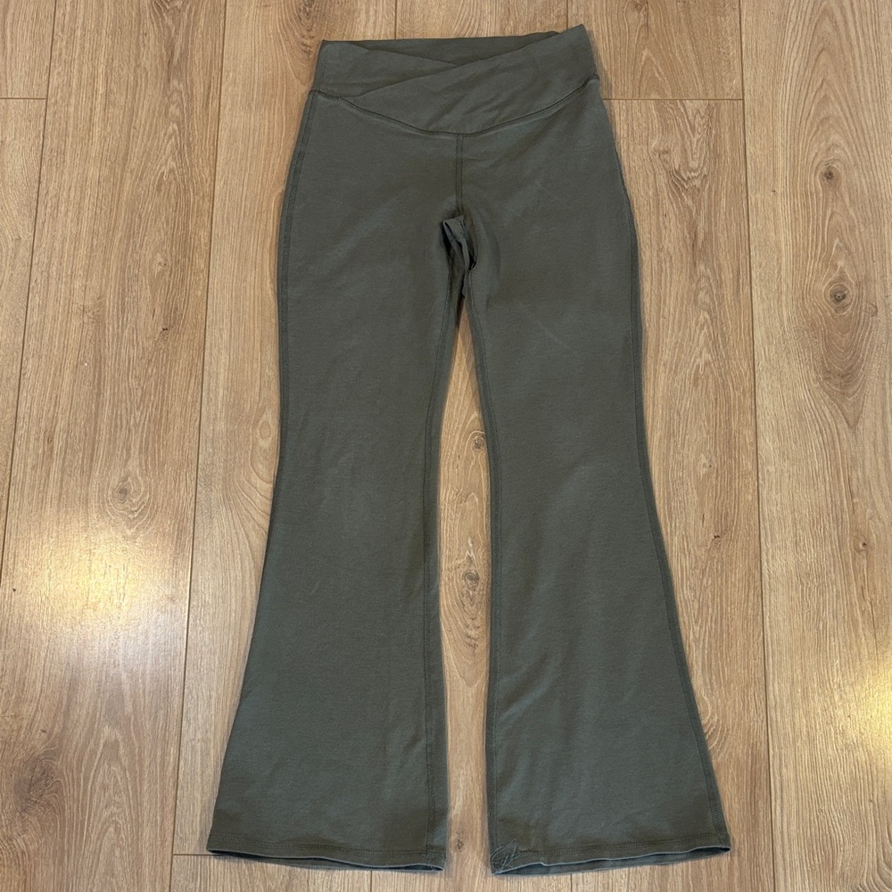 🩷 Old Navy Active High-Rise Flare Leggings 🩷